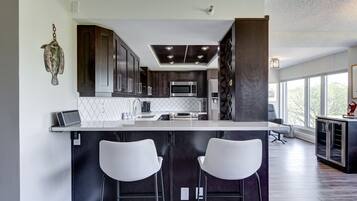 Réfrigérateur, four à micro-ondes, un four, surface de cuisson