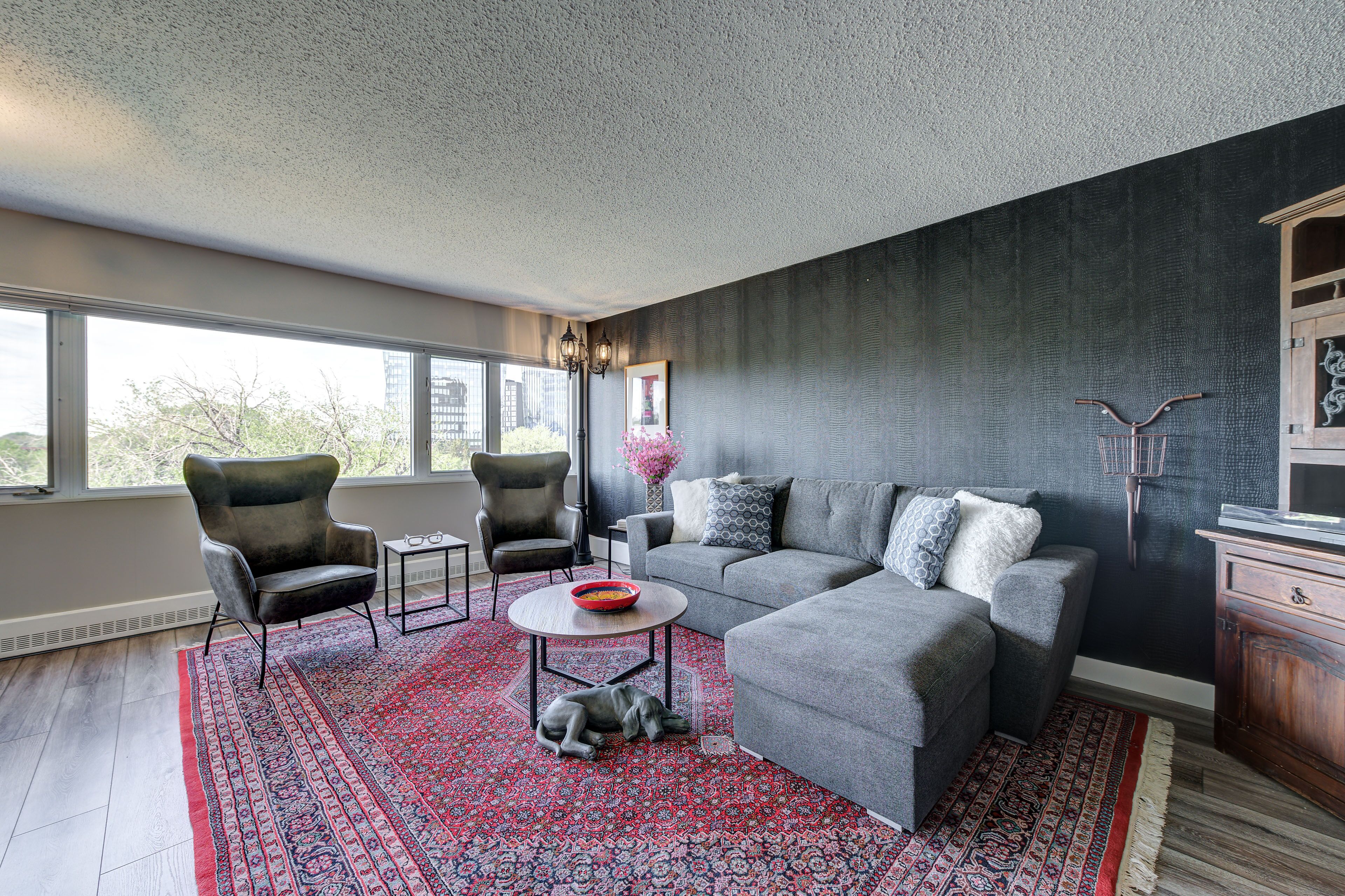 ~The Juke Joint ~ DOWNTOWN, POOL & WATERSLIDES!