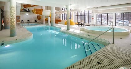~The Juke Joint ~ DOWNTOWN, POOL & WATERSLIDES!