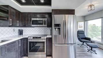Refrigerador, microondas, horno y parrilla de estufa