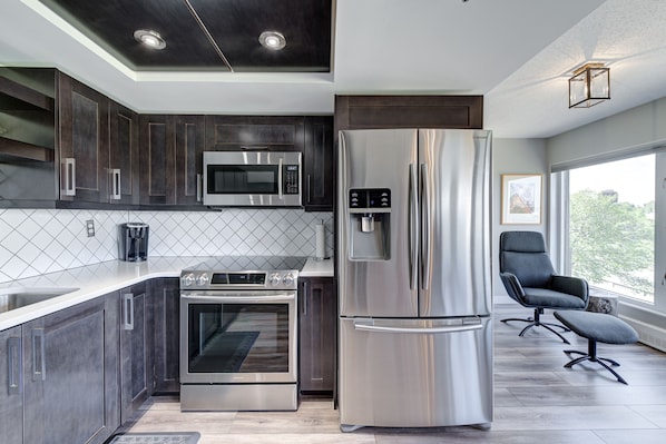 Fridge, microwave, oven, stovetop - ~The Juke Joint ~ DOWNTOWN, POOL & WATERSLIDES! (Saskatoon)