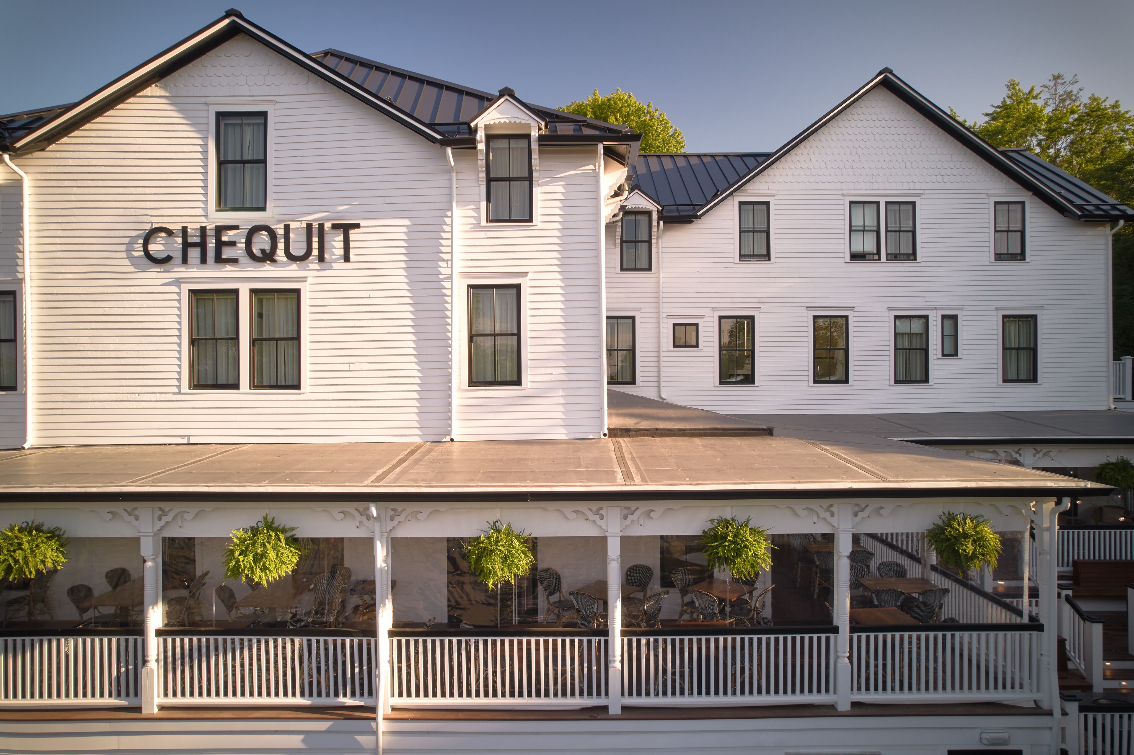 Un edificio de dos pisos con un letrero que dice "CHEQUIT".