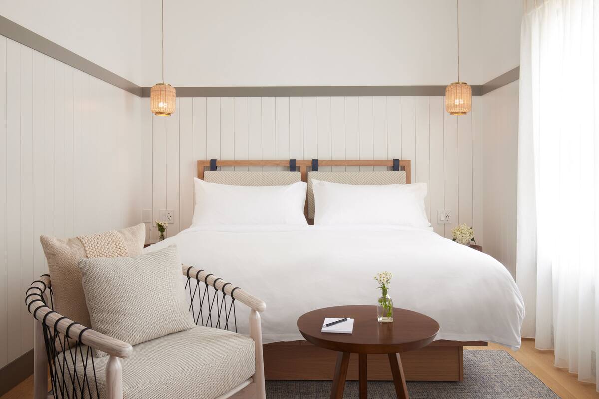 Standard King | 意大利 Frette 床單、高級寢具、Tempur-Pedic 床墊、遮光窗簾/窗簾
