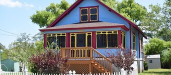 Blue Moon- Cozy Cottage with Private Deck & Outdoor Shower