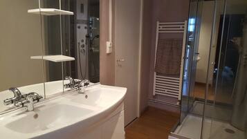 Baignoire, sĂšche-cheveux, bidet, savon