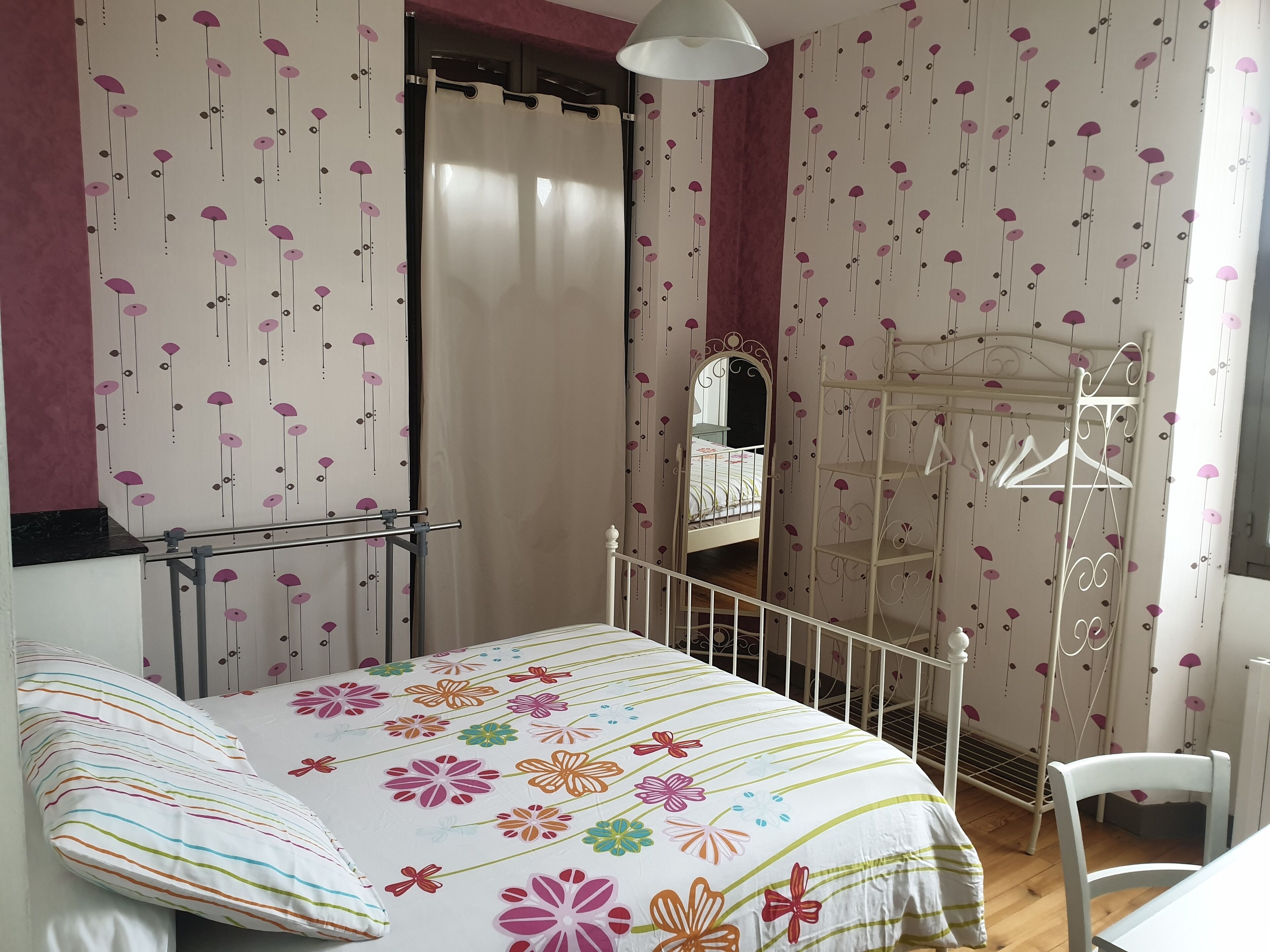 4 chambres, fer et planche à repasser, lit parapluie, Wi-Fi gratuit