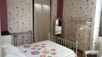 4 bedrooms, iron/ironing board, travel cot, free WiFi
