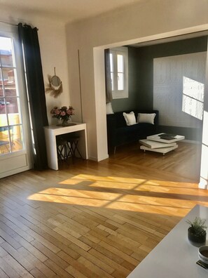 Combinazione doccia/vasca, asciugacapelli, asciugamani, carta igienica