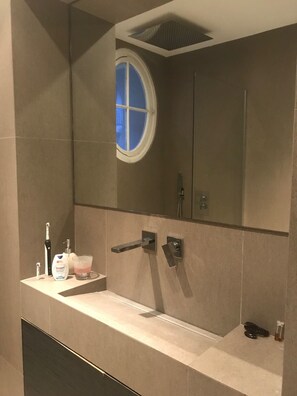 Duschwanne, Haartrockner, Handtücher, Toilettenpapier