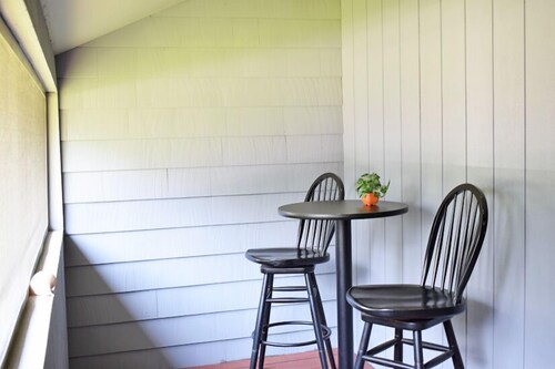 Bridge Townhouse-Large Deck with Fenced in Yard. Close to Everything