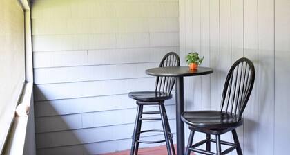 Bridge Townhouse-Large Deck with Fenced in Yard. Close to Everything