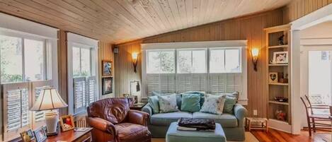 Una Smart TV, libros, un reproductor estéreo