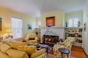 Smart TV, books, stereo