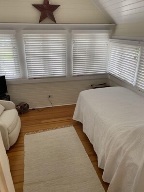 5 bedrooms, iron/ironing board, WiFi, bed sheets