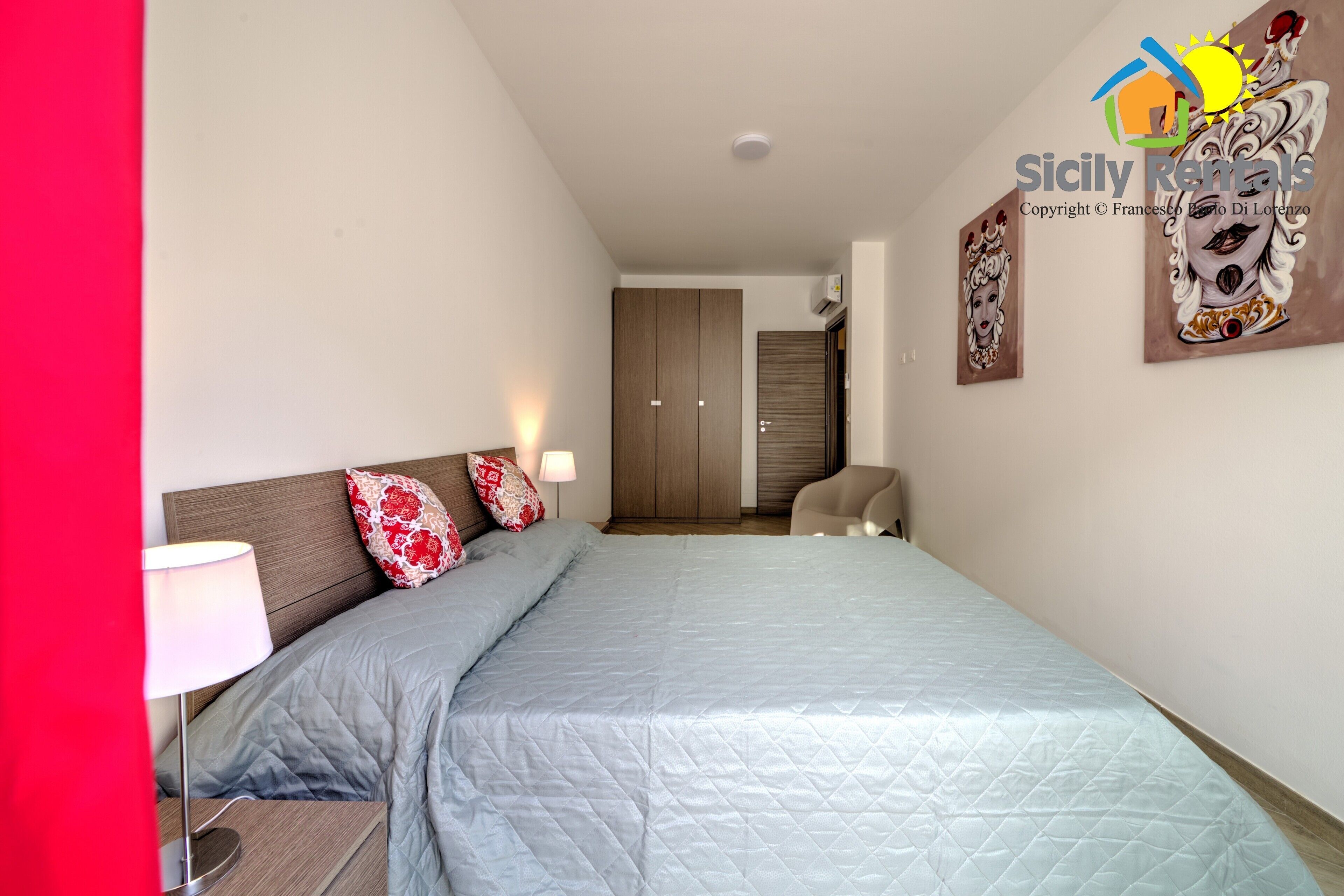 House with swimming pool a few steps from the beach