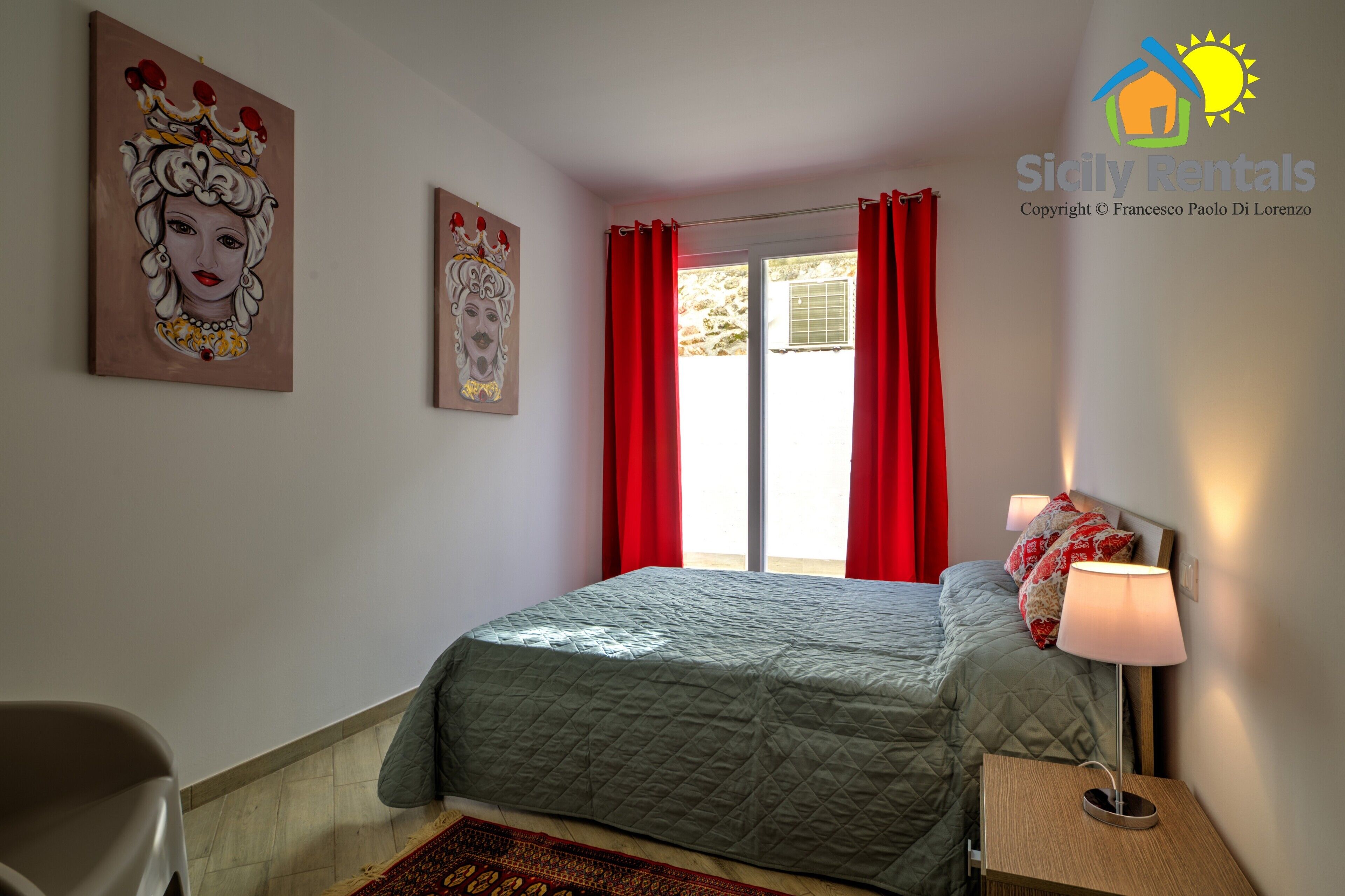 House with swimming pool a few steps from the beach