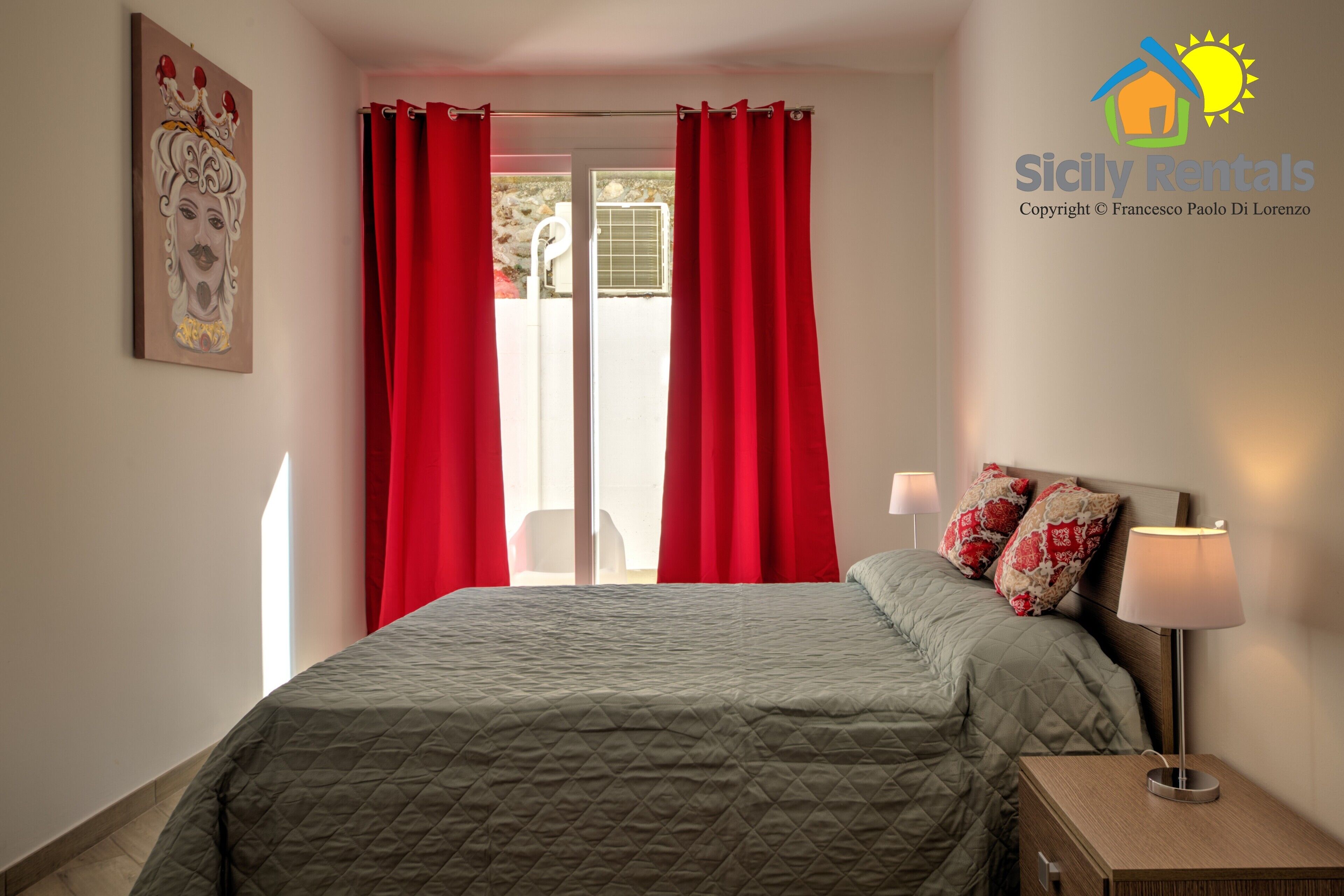 House with swimming pool a few steps from the beach