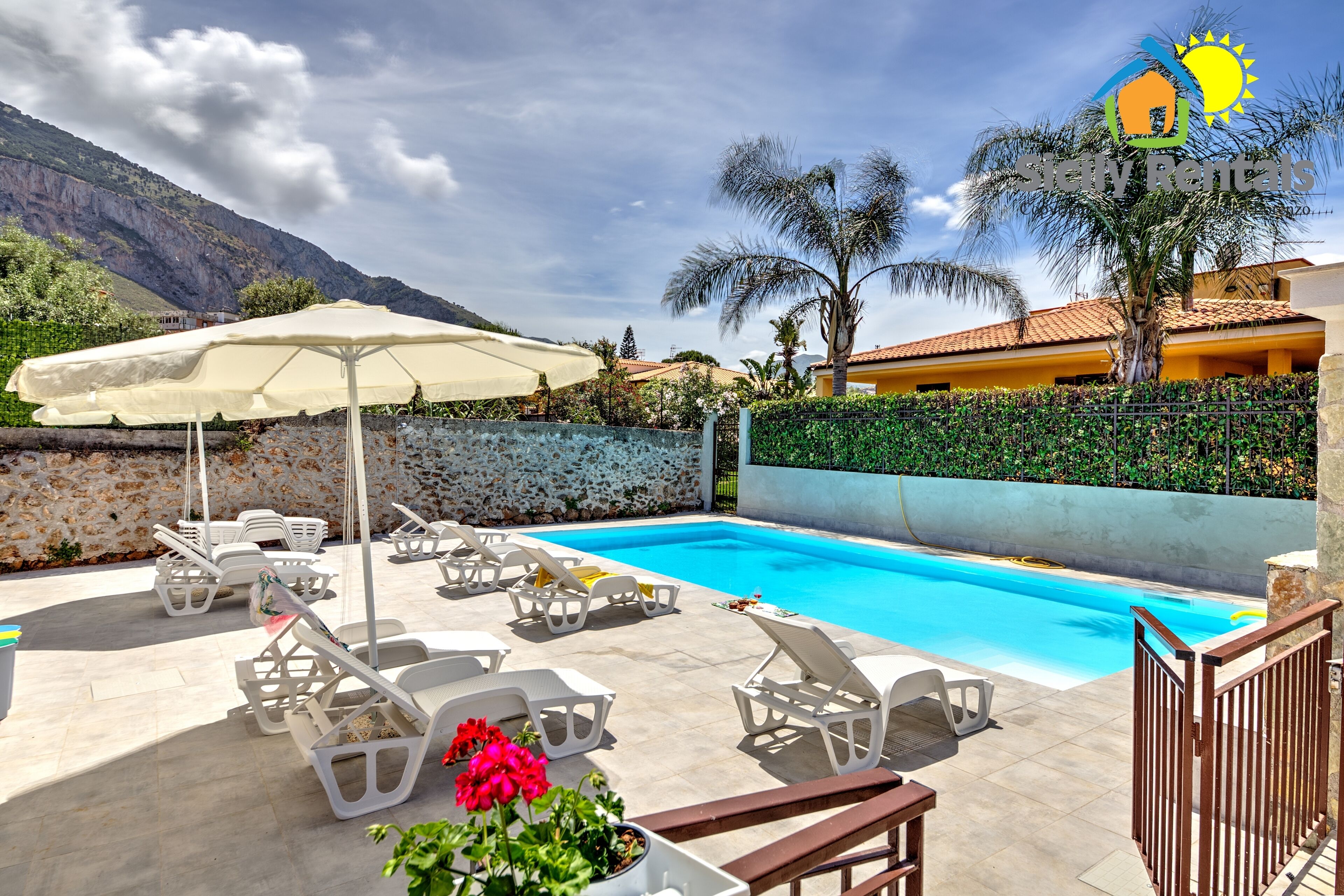House with swimming pool a few steps from the beach