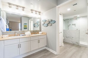 Combined shower/bathtub, hair dryer, towels
