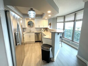 Jääkaappi, mikroaaltouuni, uuni, liesi