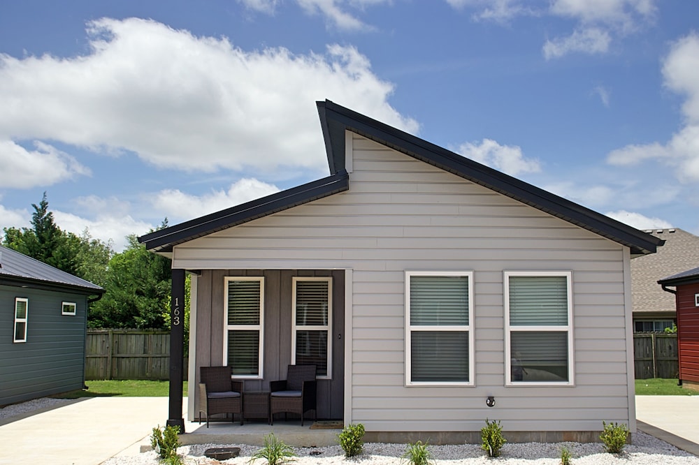 Tiny Home near MTB Trails, Wal-Mart HQ, Sleeps 6+
