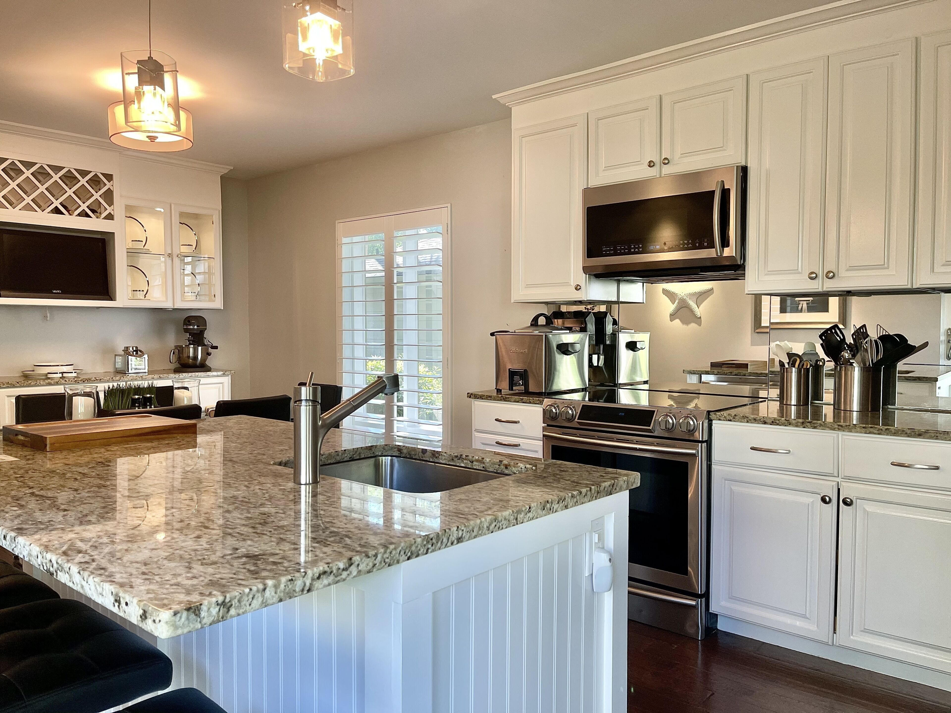 901 Harbour Master - STEPS TO THE POOL!  BIKE TO BEACH! FULLY RENOVATED!