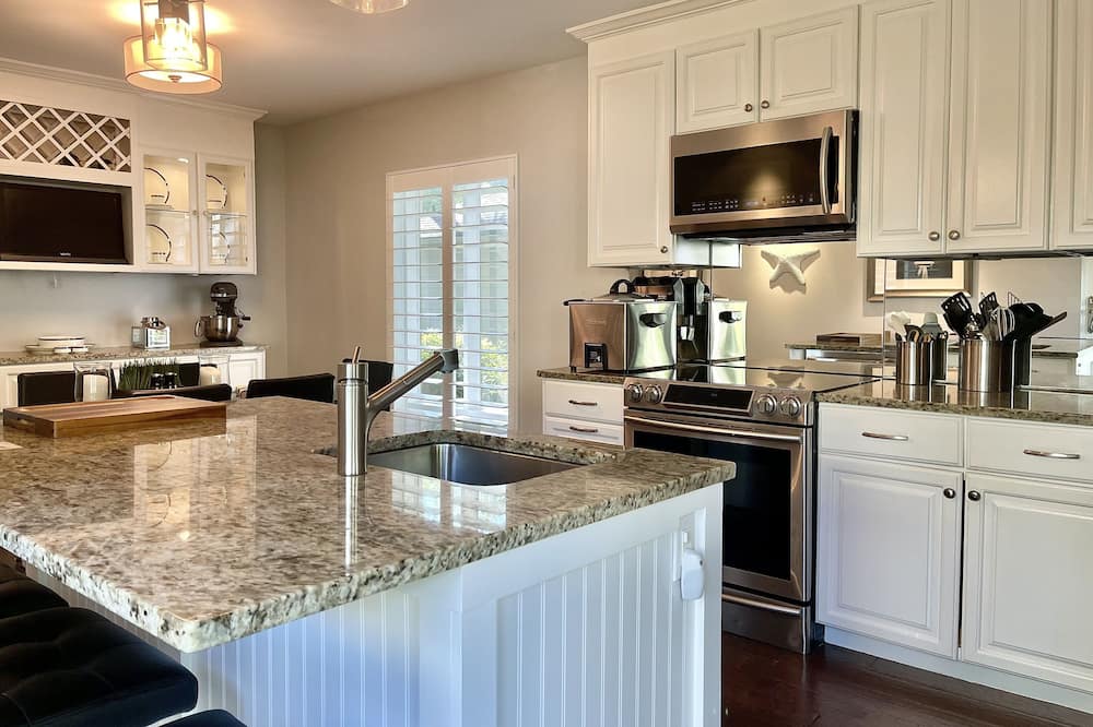 901 Harbour Master - STEPS TO THE POOL! BIKE TO BEACH! FULLY RENOVATED!