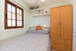 2 bedrooms, iron/ironing board, travel cot, free WiFi