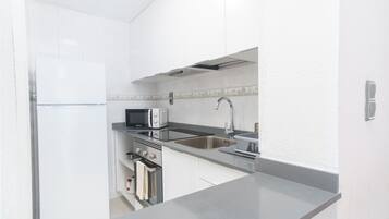 Fridge, microwave, oven, coffee/tea maker