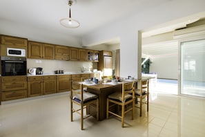 Standard Villa, 4 Bedrooms | Private kitchen