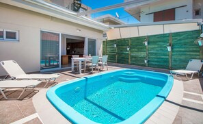 สระว่ายน้ำกลางแจ้ง