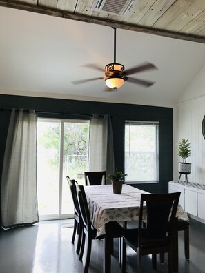 Dining - Hidden Gem on the Crystal clear water of the Nueces River (Uvalde)