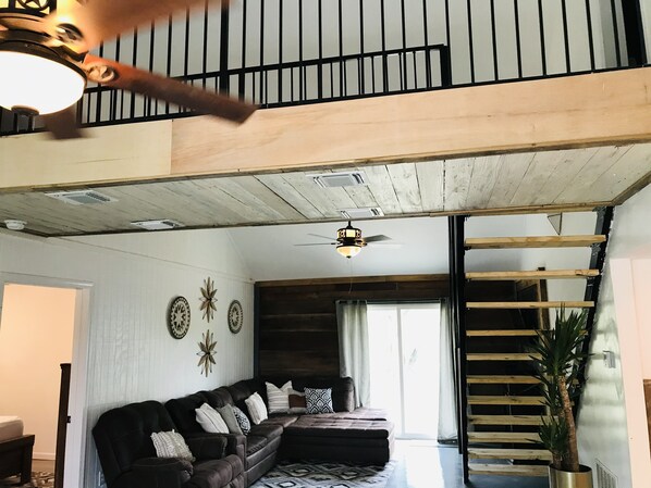 Smart TV - Hidden Gem on the Crystal clear water of the Nueces River (Uvalde)