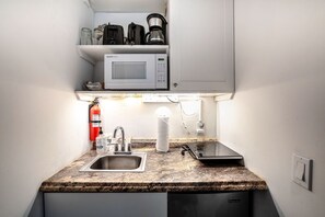 Cookware/dishes/utensils