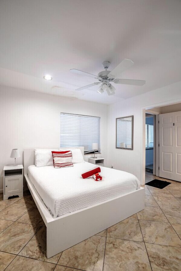 Desk, iron/ironing board, WiFi, bed sheets