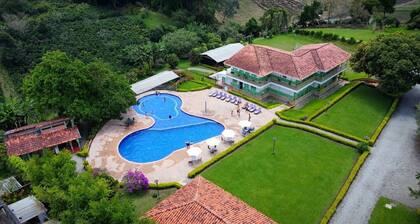 Amazing location/2 min from Coffe National Park/Outdoor Pool/ Free WiFi & Parkgn