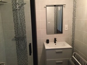 Chuveiro, secador de cabelo, toalhas de banho, sabonete