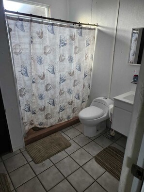 Shower, towels, soap, toilet paper - Beach Paradise (Cabo rojo)