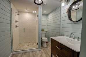 Combined shower/tub, towels, soap, toilet paper