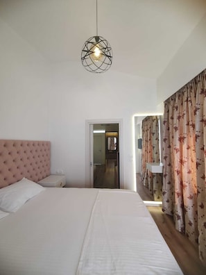 Habitación cuádruple Deluxe | Ropa de cama de alta calidad, minibar, wifi gratis y ropa de cama 