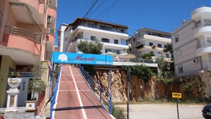 Un hotel llamado "Murat's Rooms" con una escalera que lleva a la entrada.