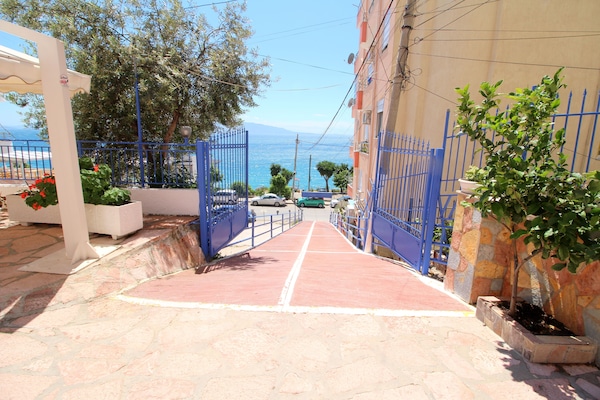Vista frontal de la propiedad