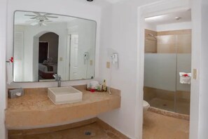 Combined shower/bathtub, hair dryer, towels, soap