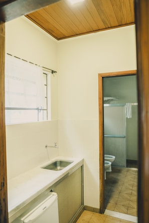 Standard-chalet (Sextuplo) | Kylpyhuone | Suihku, ympÀristöystÀvÀlliset hygieniatuotteet, pyyhkeet