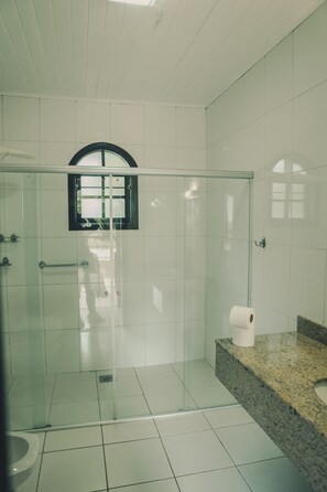 Superior Chalet (Quintuplo) | Bathroom | Shower, eco-friendly toiletries, towels - Hotel Fazenda Ramon (Sao Lourenco)