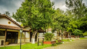 A building with a sign reading "CINEMA RECREACAO" and a bench in front. - Hotel Fazenda Ramon (Sao Lourenco)