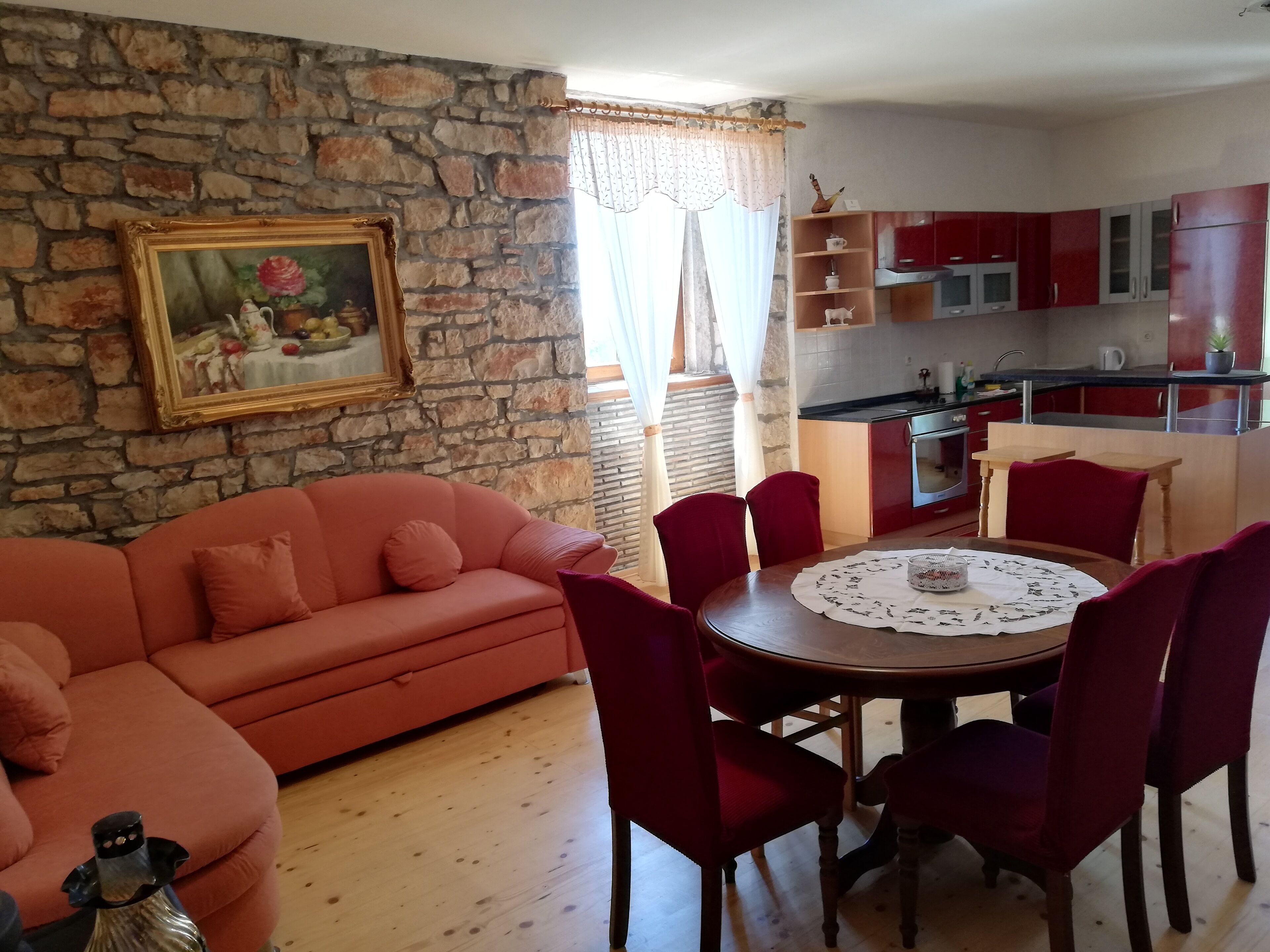 Villa | Oppholdsrom | En 30-tommers TV med digitale kanaler