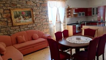 Villa | Oppholdsrom | En 30-tommers TV med digitale kanaler