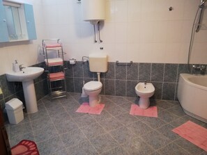 Villa | Salle de bain | Baignoire et douche séparées, baignoire relaxante profonde