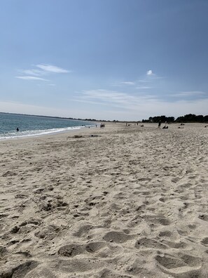 A wide sandy beach with footprints, a clear sky, and a calm sea. - Maison Avec Piscine Intérieure Sainte-marine à 300m de la Plage (Combrit Sainte-Marine)